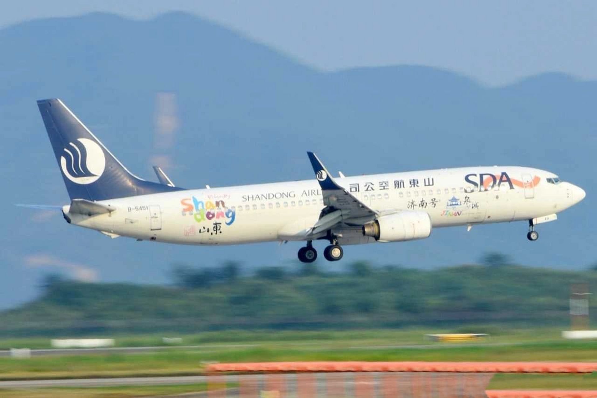 山东航空太硬核啦90就是这么霸气9905 近期全国各地迎来一轮强