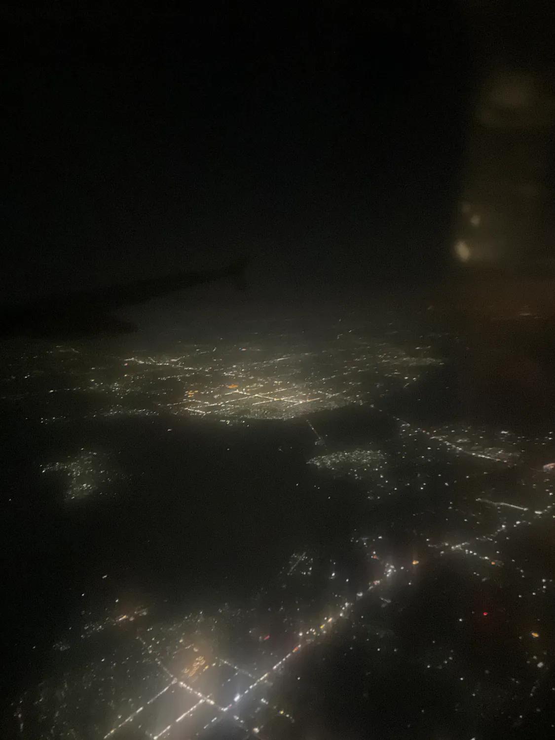 飞机窗外,城市夜景