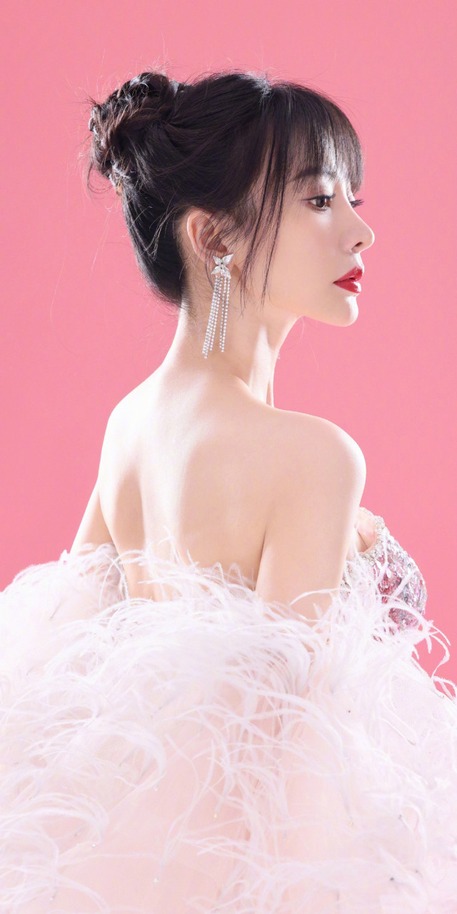 柳岩粉色羽毛裙披肩,流光溢彩,仙气飘飘