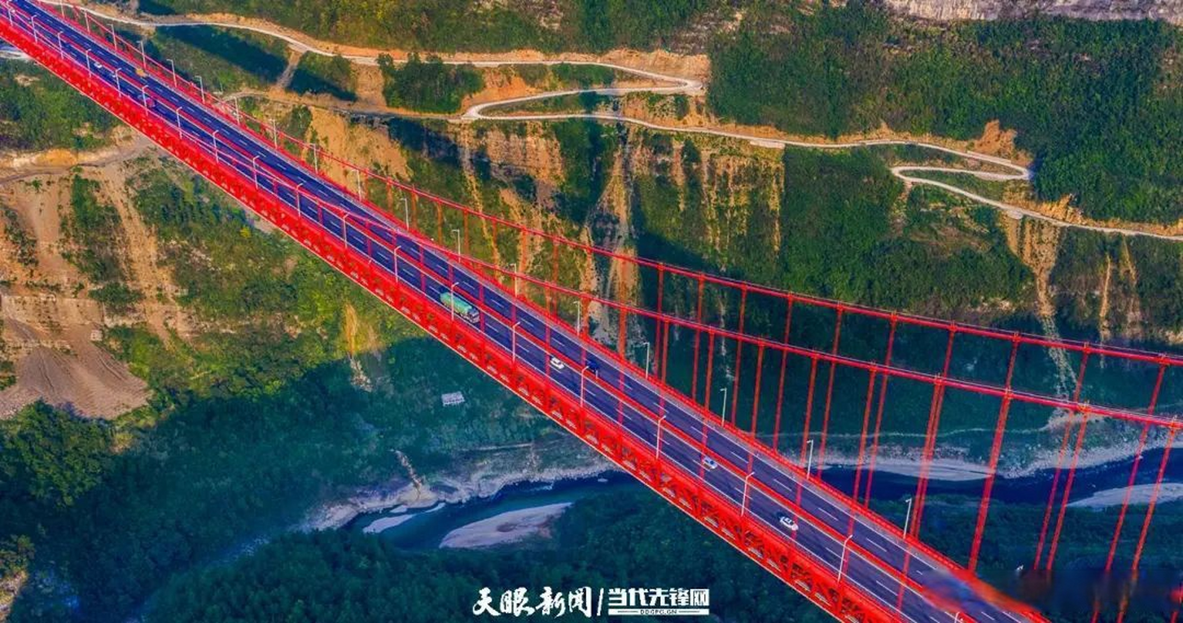 【#每日一桥# 深山峡谷中,见证贵州县县通高速】清水河大桥高406米,全