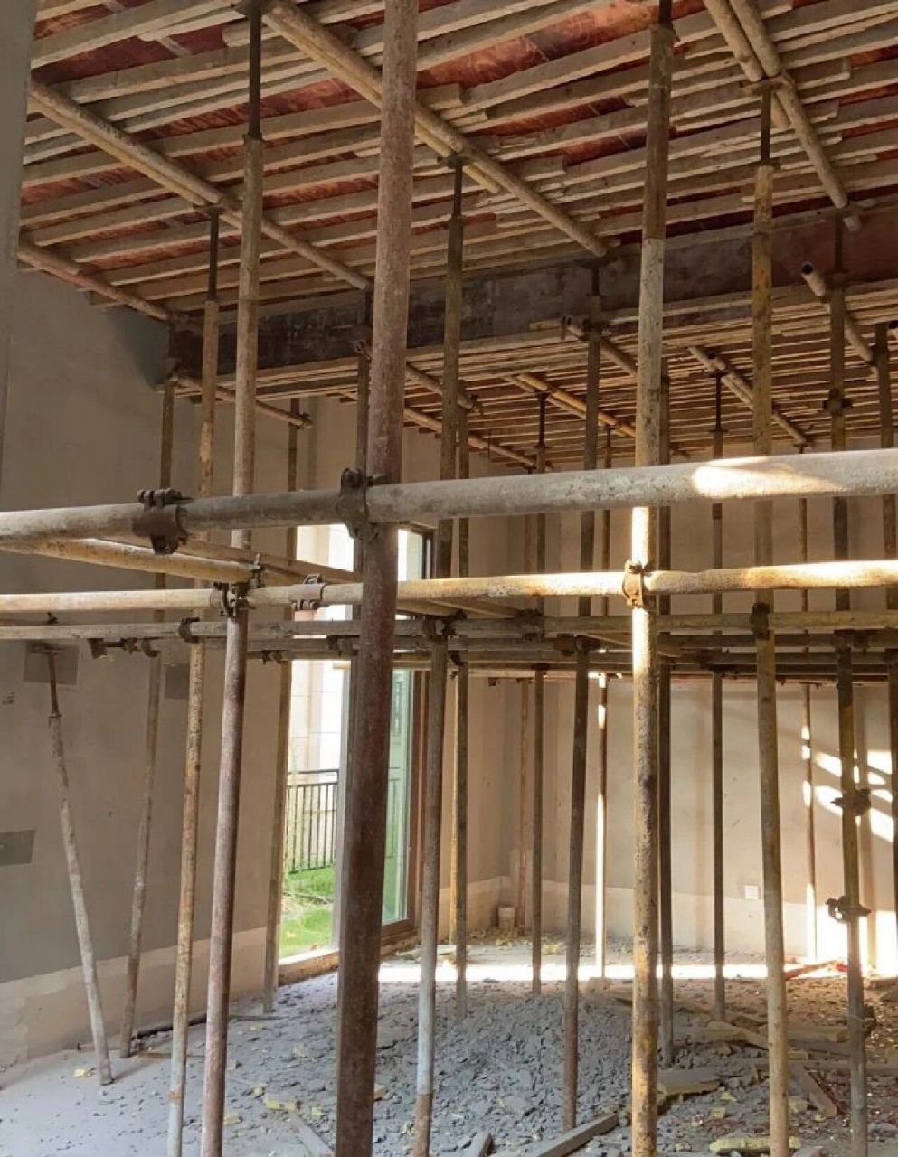 郑州家装混凝土现浇楼板隔层楼梯价格 先简略说下工序 钢管满堂架