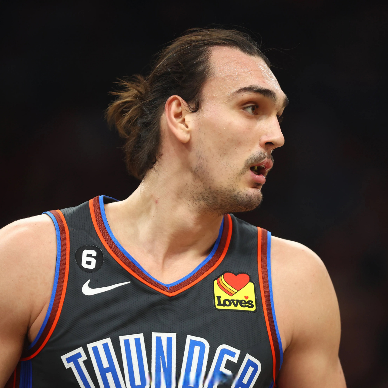 据woj报道,消息人士告诉espn,自由球员萨里奇已经与勇士队达成了一份