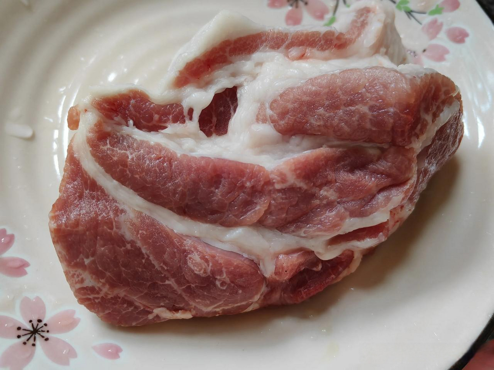 显然,猪肉还处在低价位,要知道,在雷州猪肉价格最疯狂的时候,这前排肉