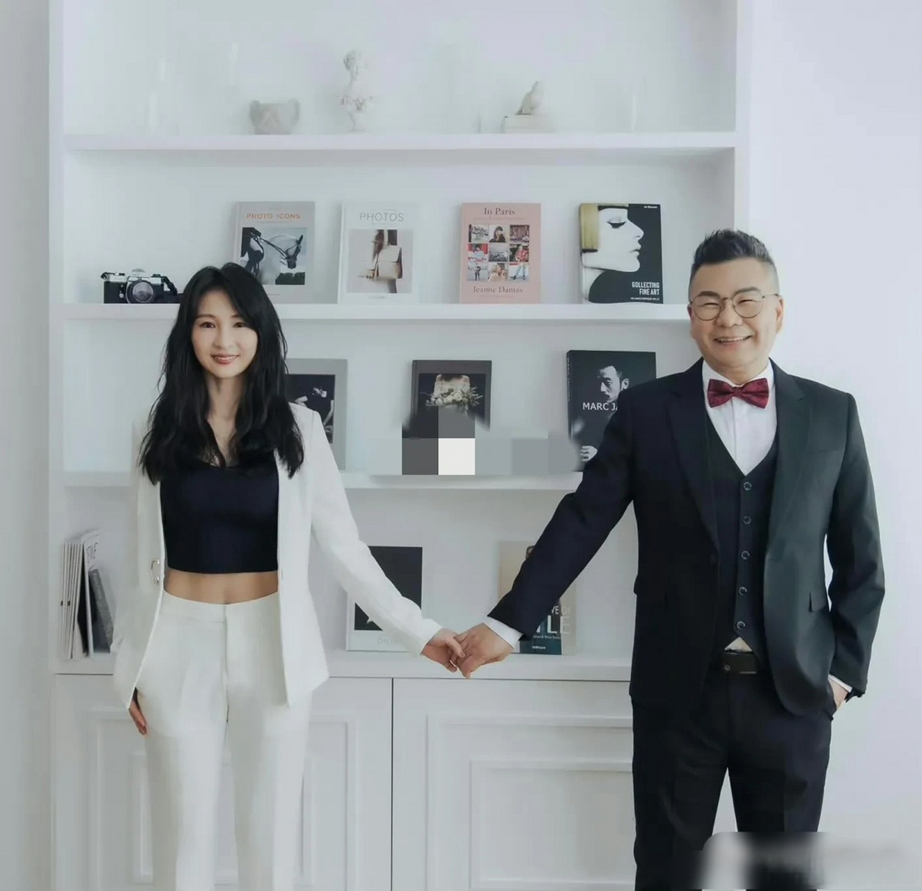 第一次看沈玉琳和他老婆照片,原来他老婆这么年轻啊