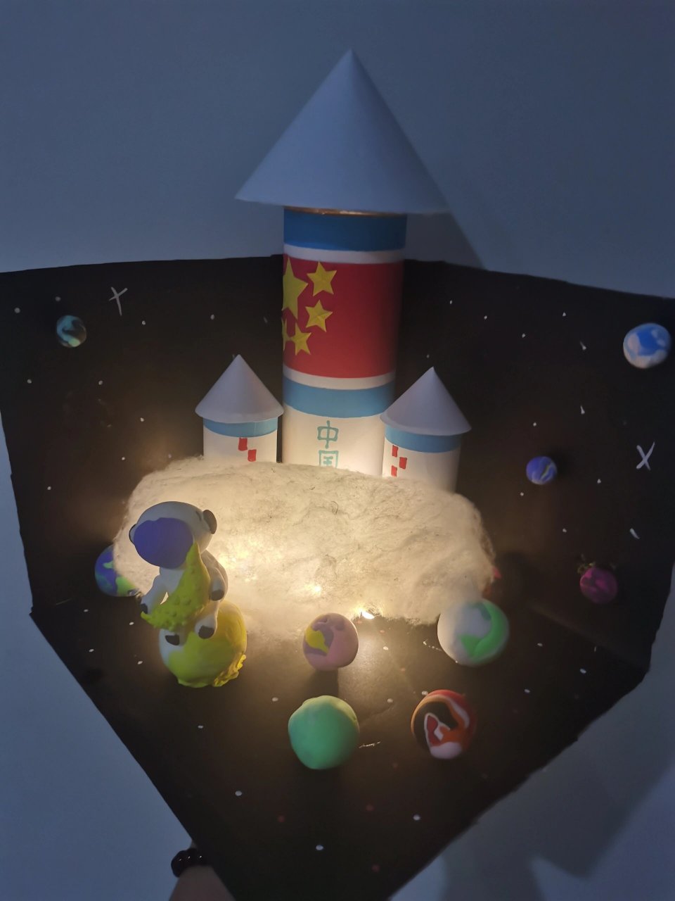 幼儿园手工-火箭04 幼儿园手工作业,老师让小朋友完成火箭的制作