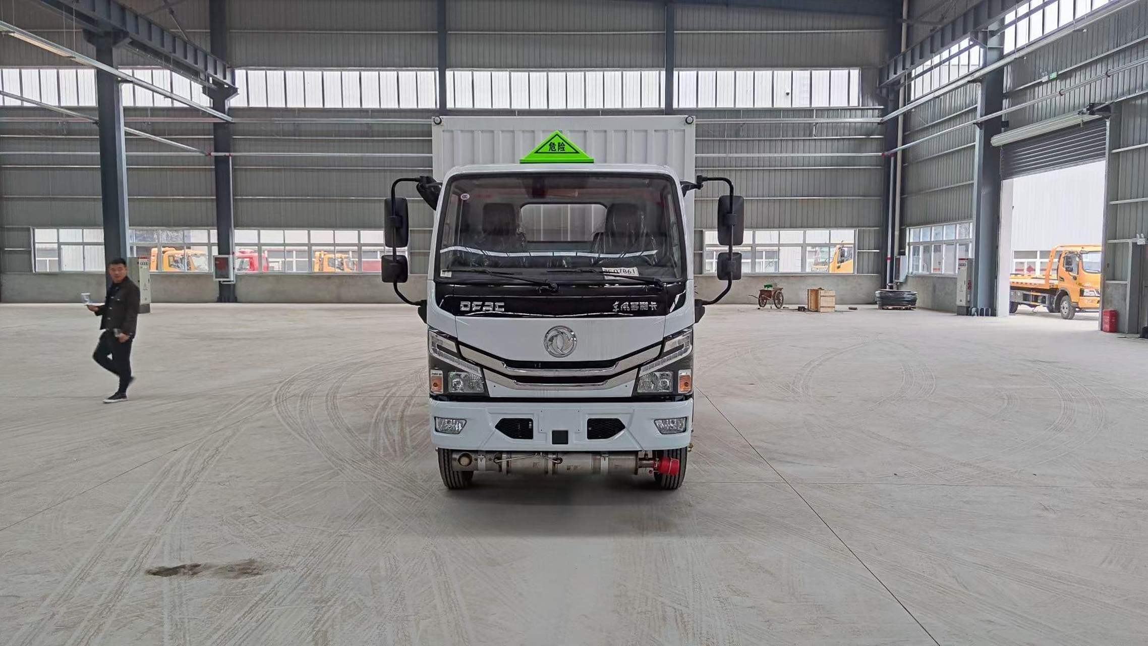 东风蓝牌易燃气体厢式运输车 东风多利卡全柴115马力 东风福瑞卡云内