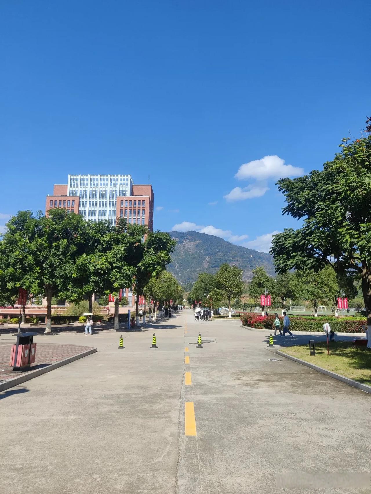 你们喜欢不认识的亲戚来家里做客吗 当然不喜欢,都