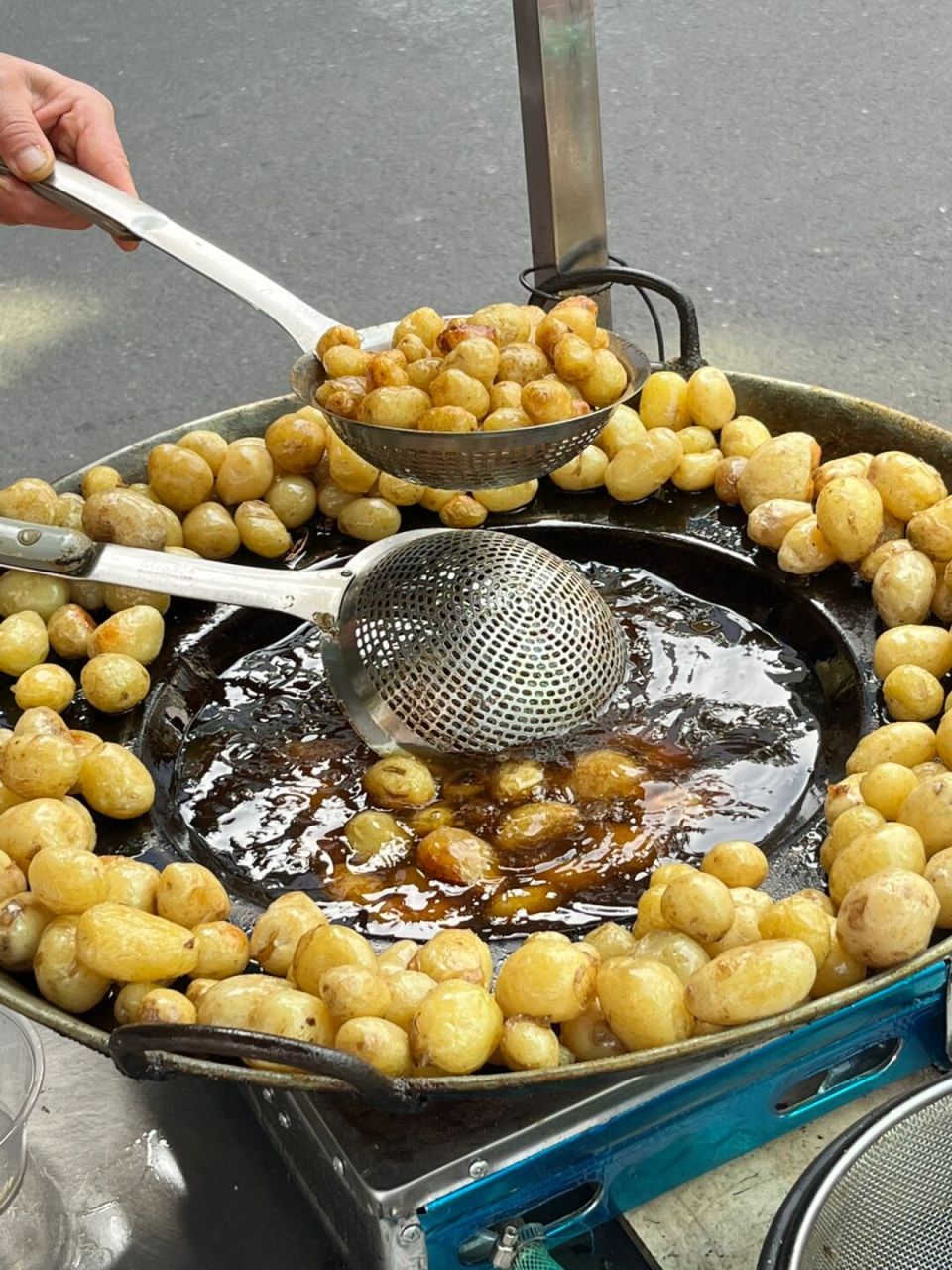 又酥又耙糯   乐山的路边摊摊炸洋芋!