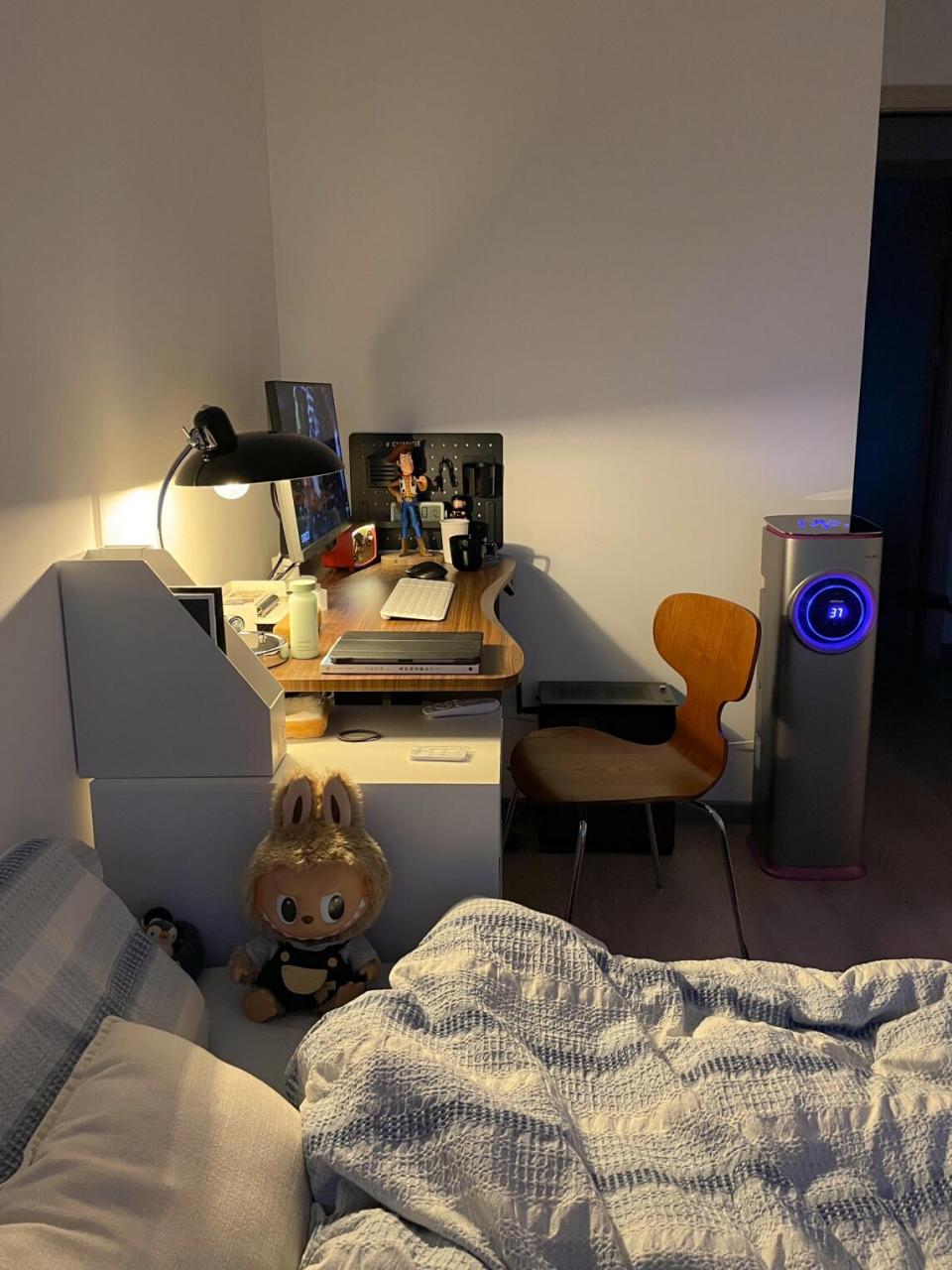 布置之后 空间感觉多了很多02增加了书桌区 虽然整个房间只有8平米