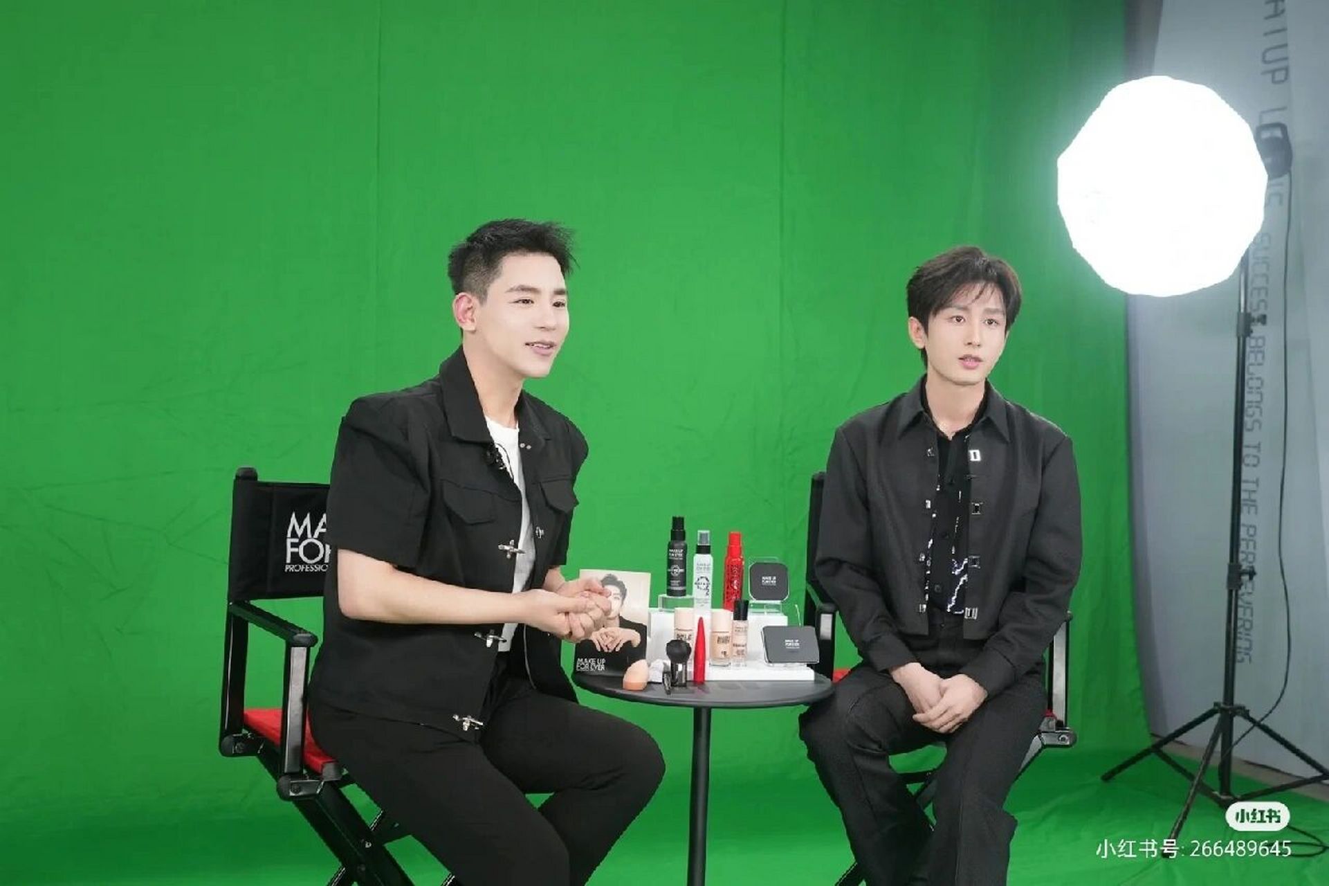 成毅玫珂菲直播间和主持人合影 #向全世界安利成毅# #宝藏男孩成毅