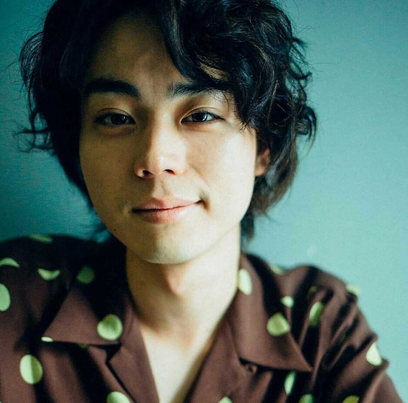 苏打新片长发造型 电影《我和妈妈的最后一年》中菅田将晖尝试了头顶