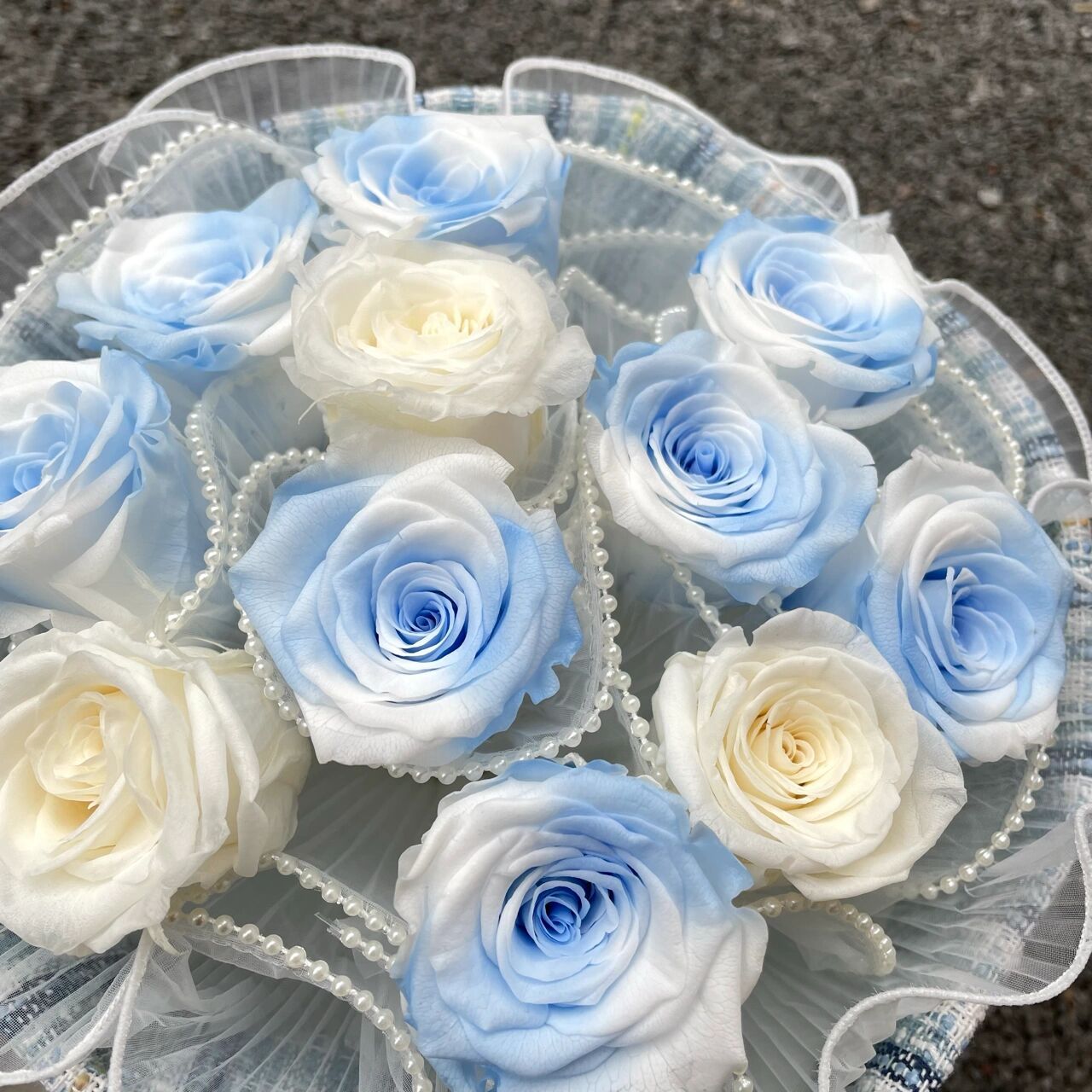 九江花店|蓝白渐变色玫瑰永生花花束 蓝白渐变色玫瑰 白玫瑰 永生花