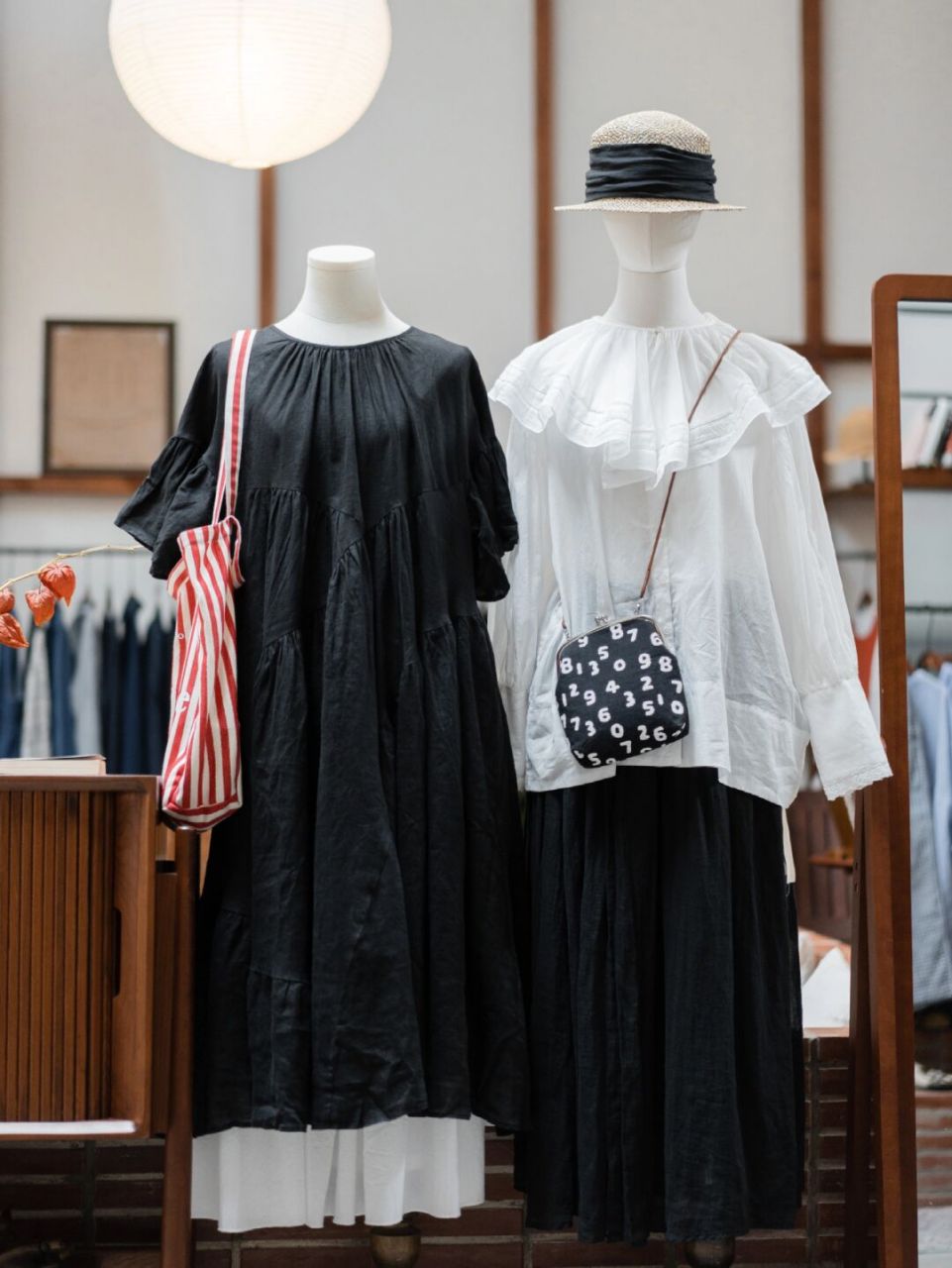 店里的模特穿搭陈列几乎每天都要换 换的时候就是一次穿搭的练习 要把