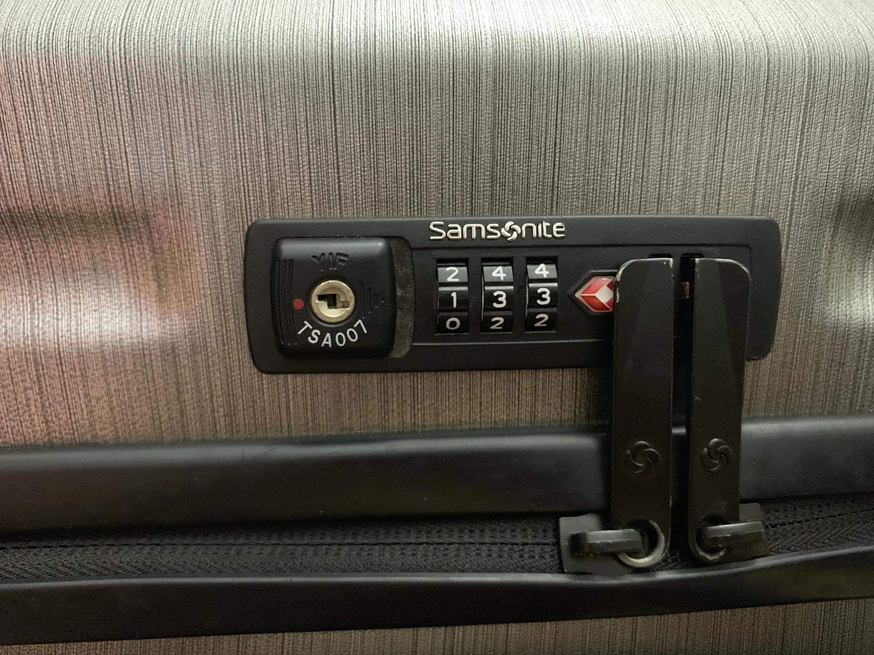 新秀丽密码箱忘记密码  今天不小心把忘记密码很久的这个行李箱 拉链