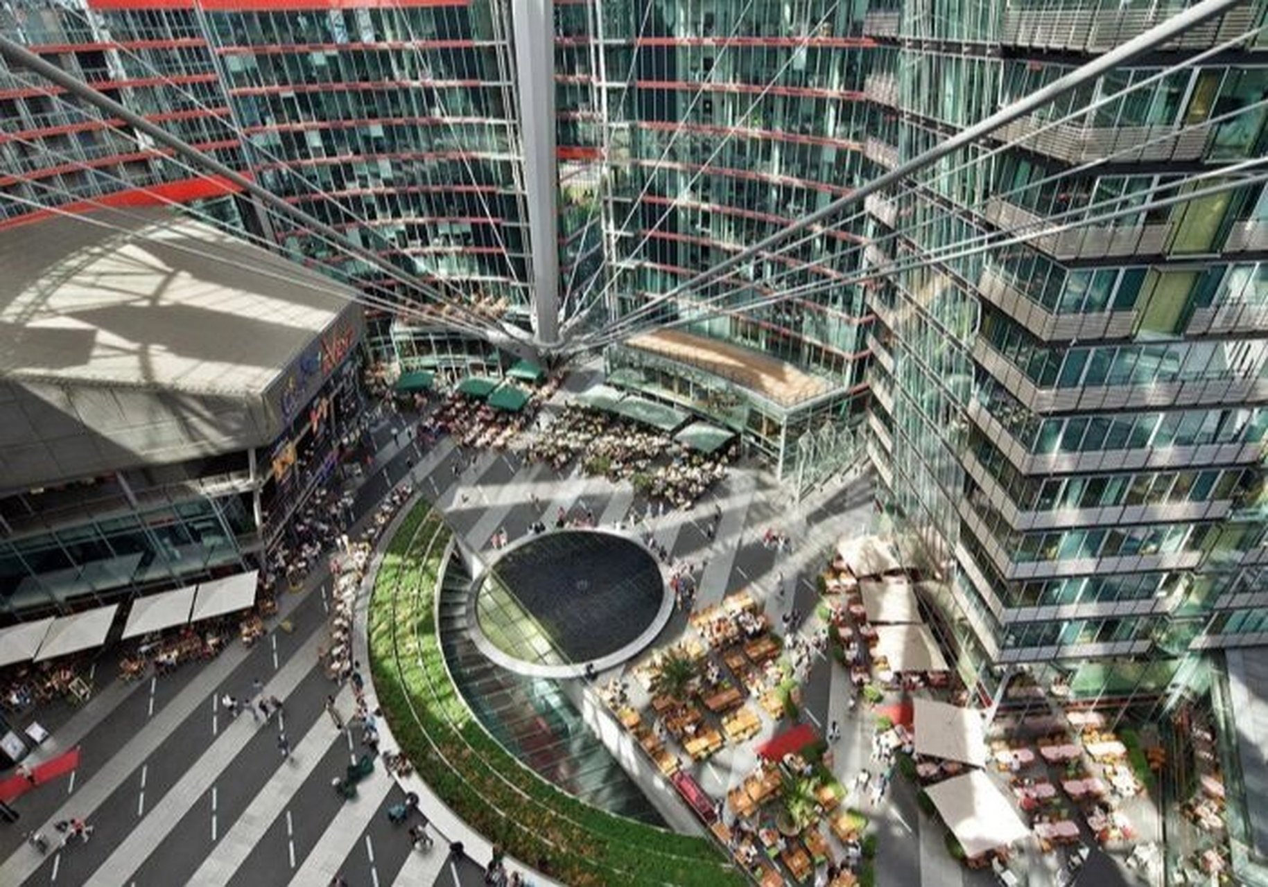 德国柏林波茨坦广场上的索尼中心 索尼中心(sony center)位于德国柏林