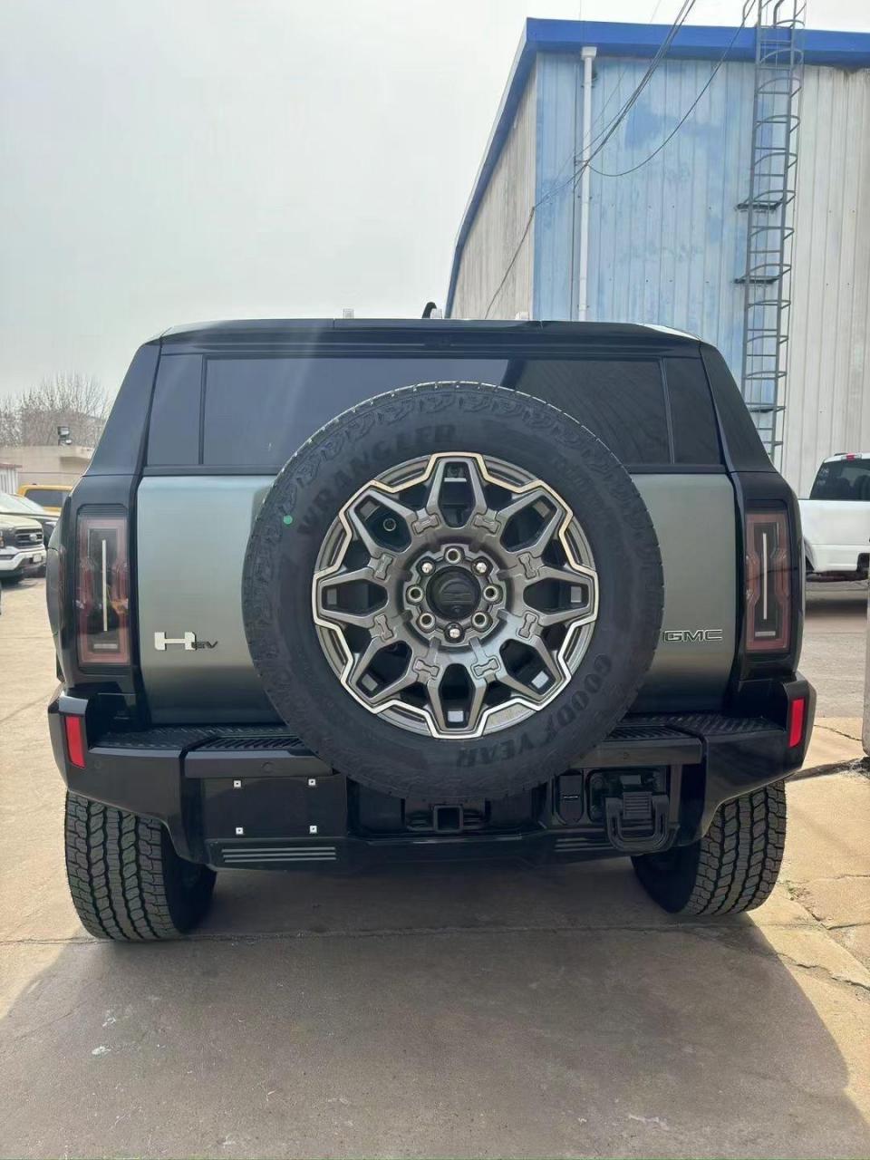 gmc悍马ev02suv版 配置:202402edition1/月光绿哑光色02黑月光