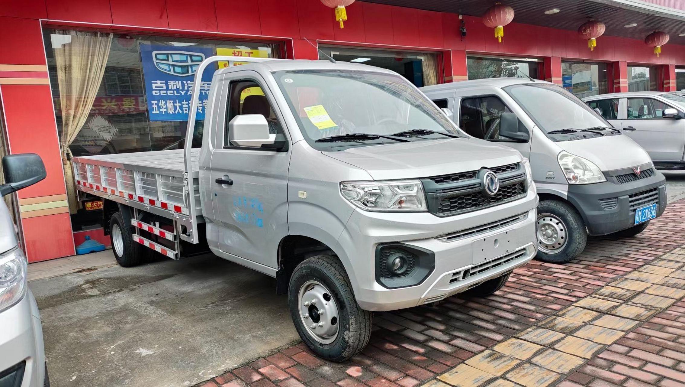 东风小康d71plus,后双轮单排3.8米平板货车