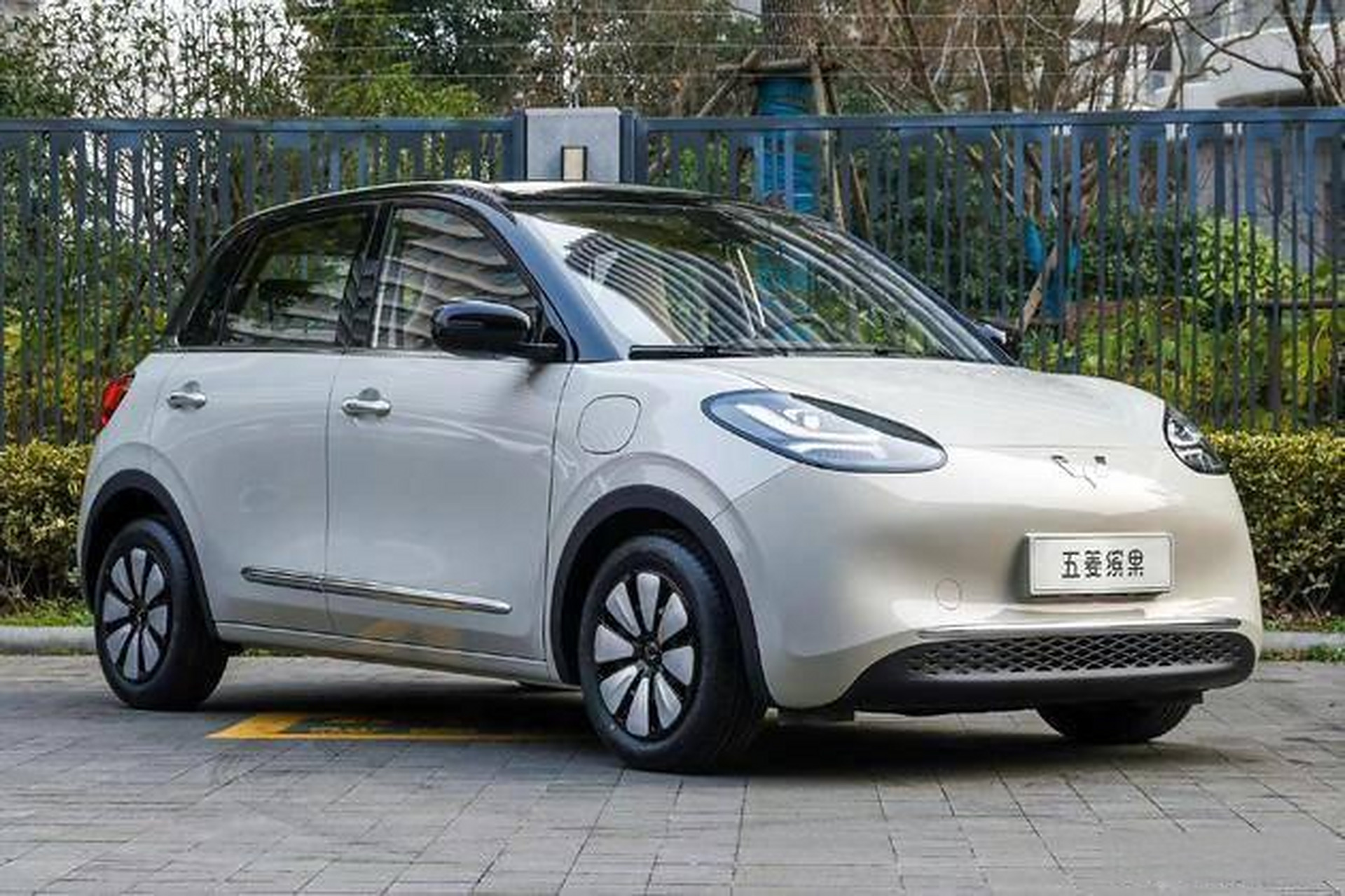 五菱缤果即将上市,3米9的车长,比较标准的小型两厢车尺寸.