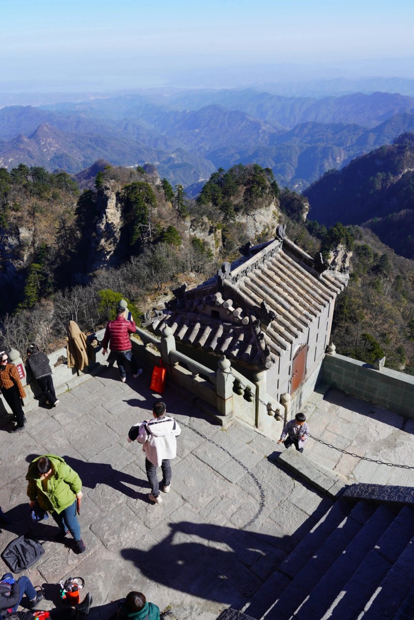 武当山金顶 武当山金顶的金殿位于武当山最高点的天柱峰顶端,海拔1612