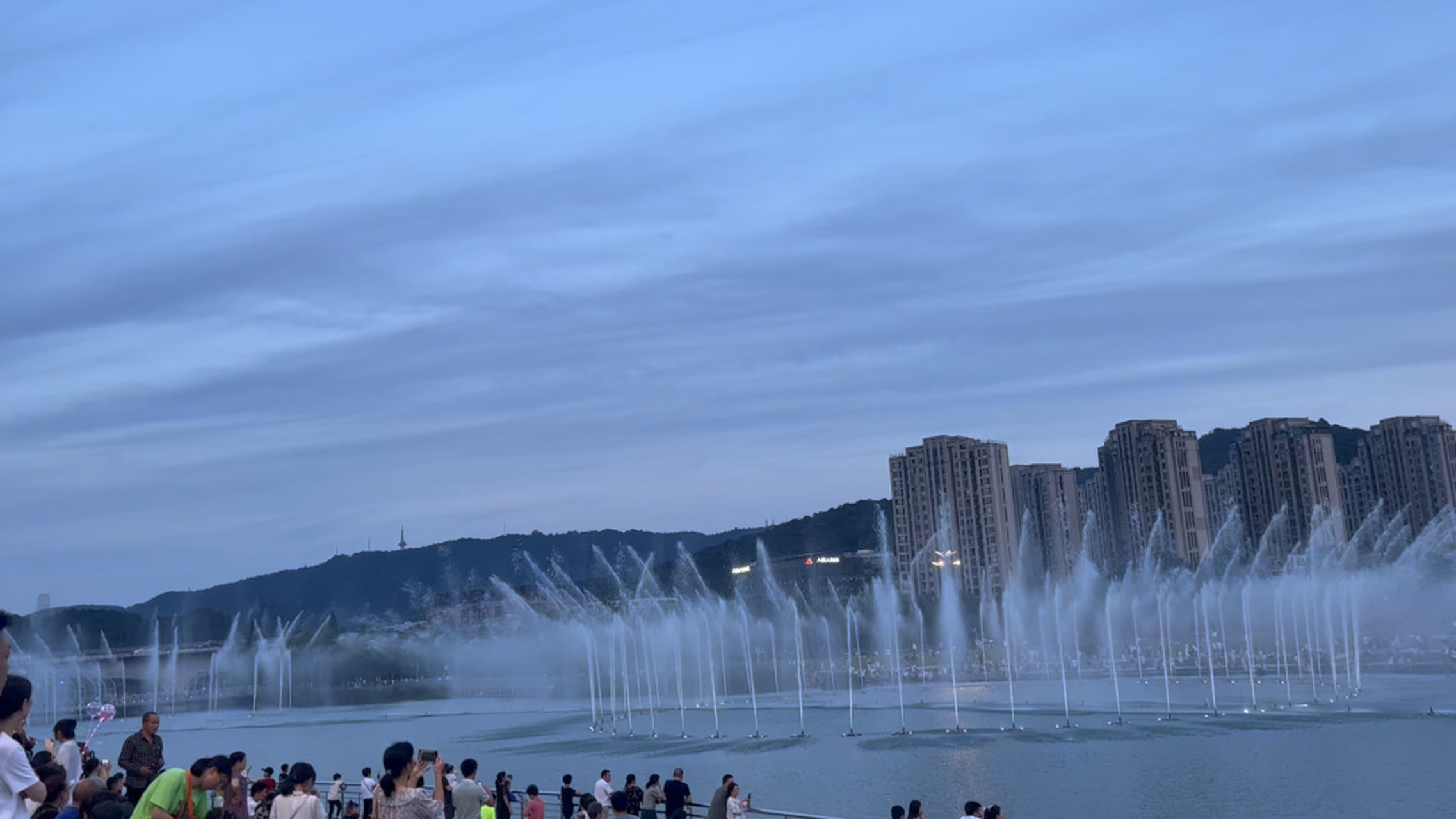 梅溪湖音乐喷泉周日晚7:00～7:30 梅溪湖的音乐喷泉周日晚7:00开始