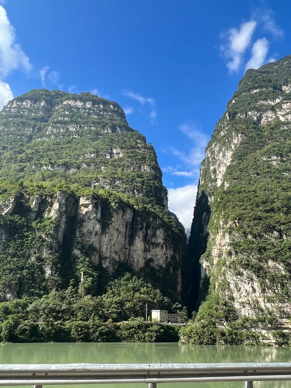 难得晴天的周末,临时决定去看看金口河大峡谷附近的白熊沟,拐进去别有