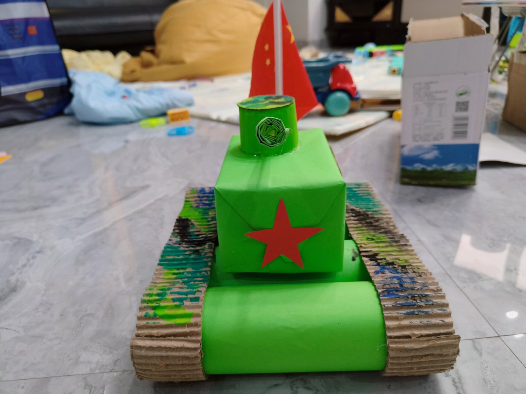 幼儿园国庆手工制作 原材料是从外婆家捡了8个啤酒易拉罐制作的 不