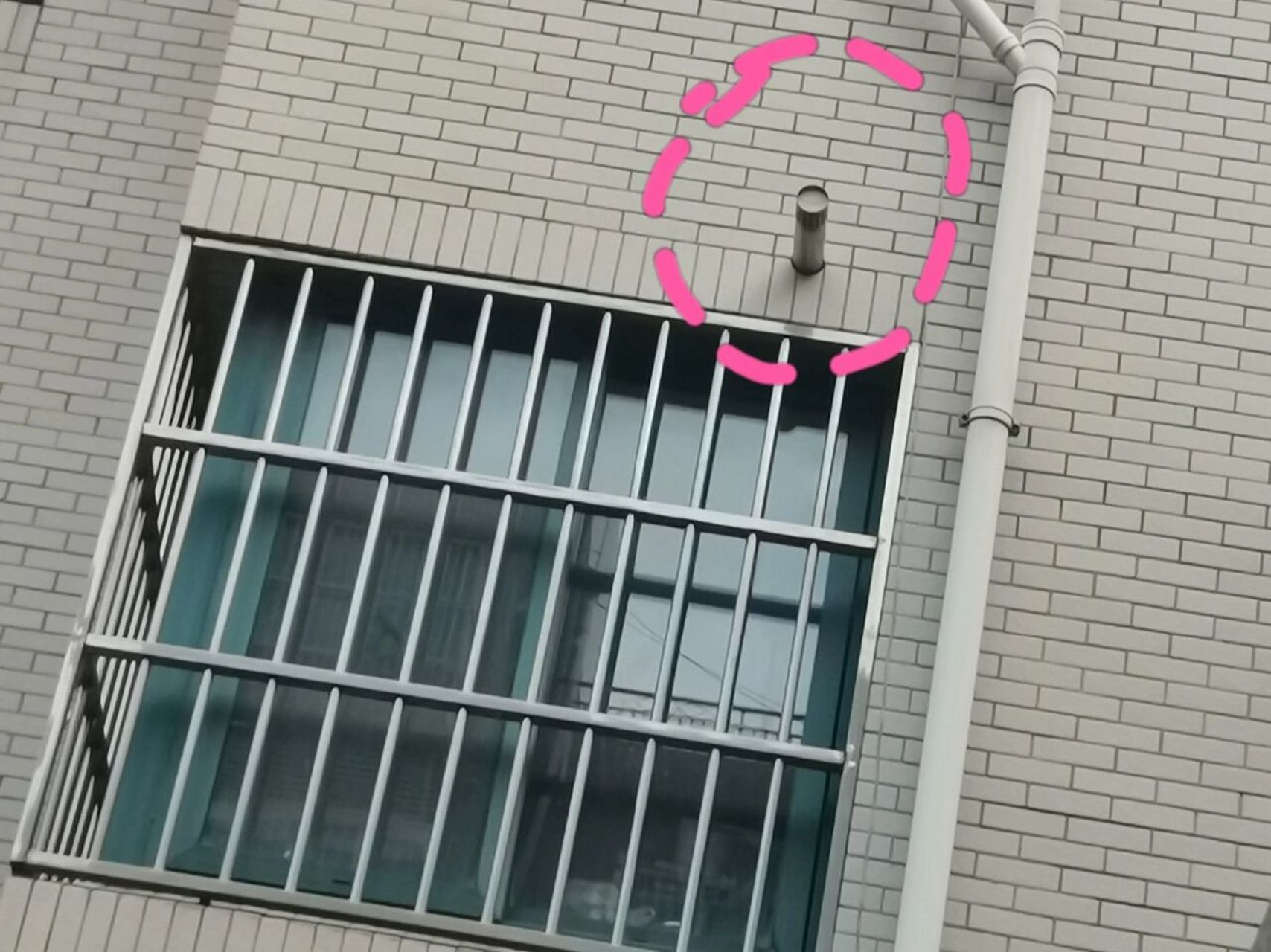 求助大神,图圈圈内是热水器排气管,夏天下大雨就会倒灌到热水器内部