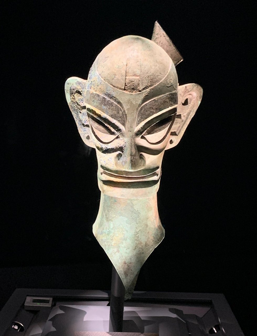 三星堆博物馆之青铜人像06 三星堆博物馆的青铜人像,基本上是商代