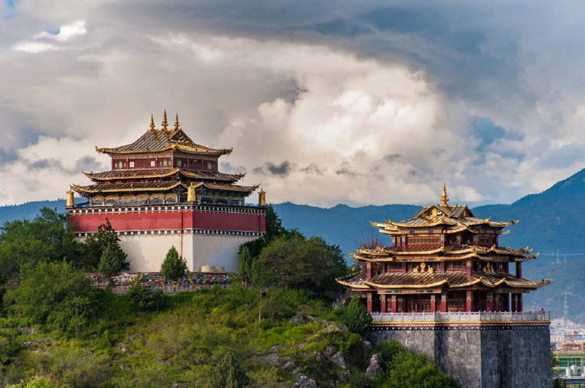 独克宗古城,它拥有1000多年历史的老城,这里的一砖一瓦都是历史沉淀