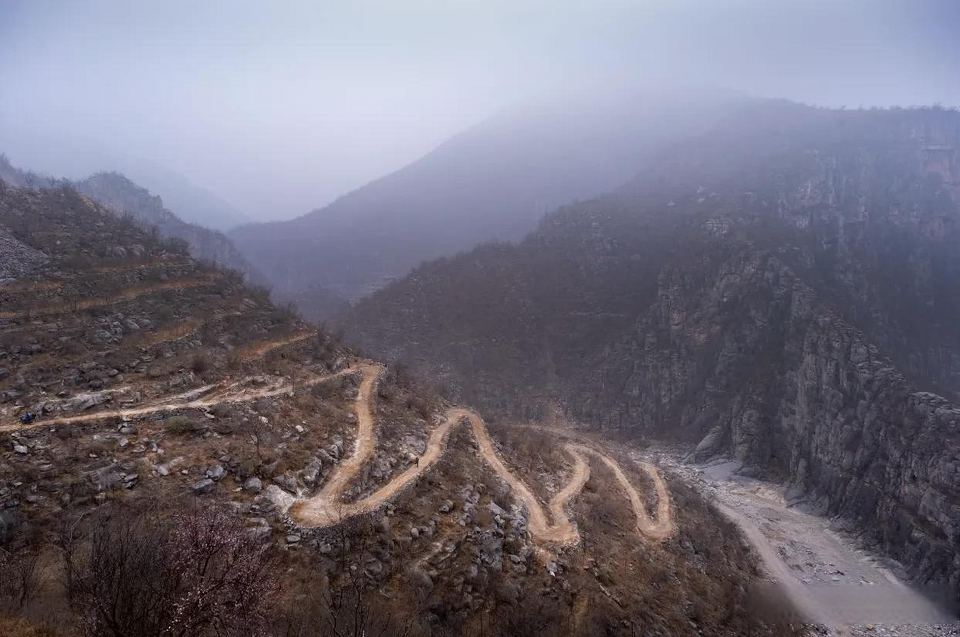 辉县的拍石头乡松贡水村附近,这里还有庙岭,方山等景点.