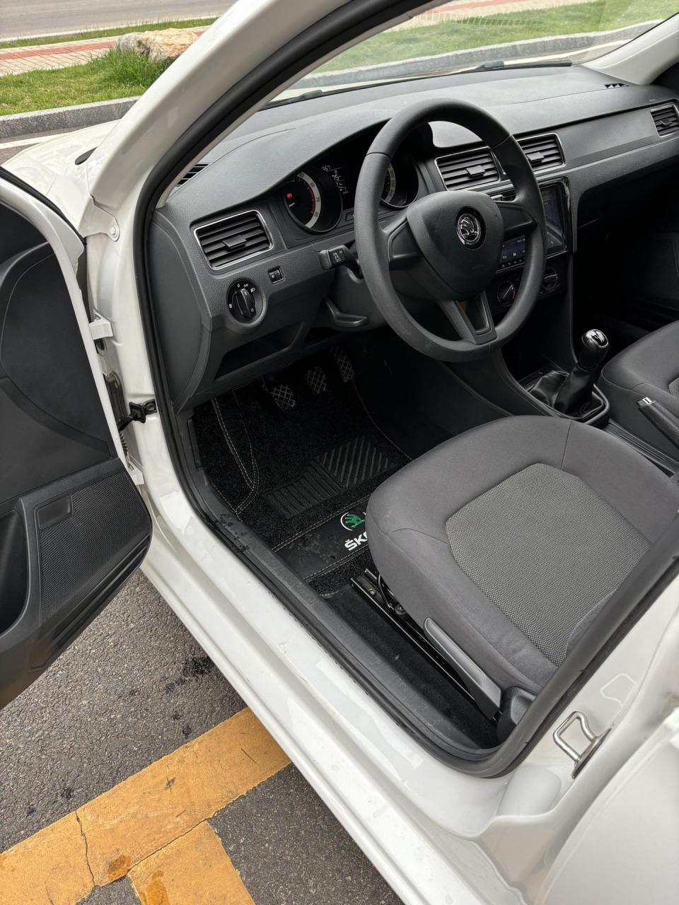 新到18年手动挡大众斯柯达昕动,运动感十足的两厢车,带互联大屏倒车后