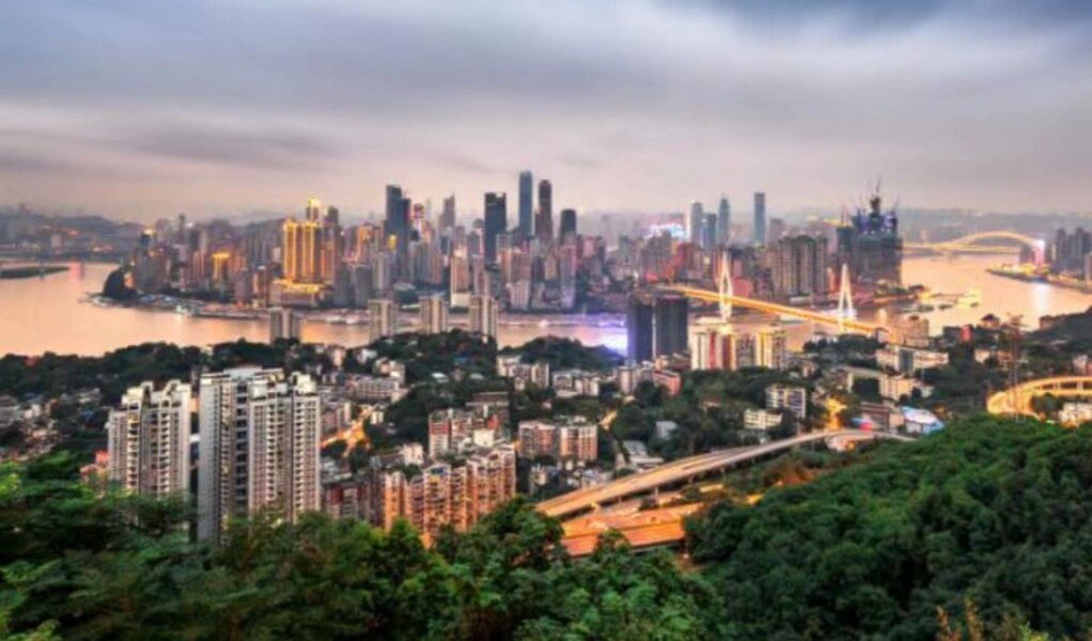 景点名称:重庆南山一棵树观景台 吃淄博烧烤,看重庆夜景 门票:成人30