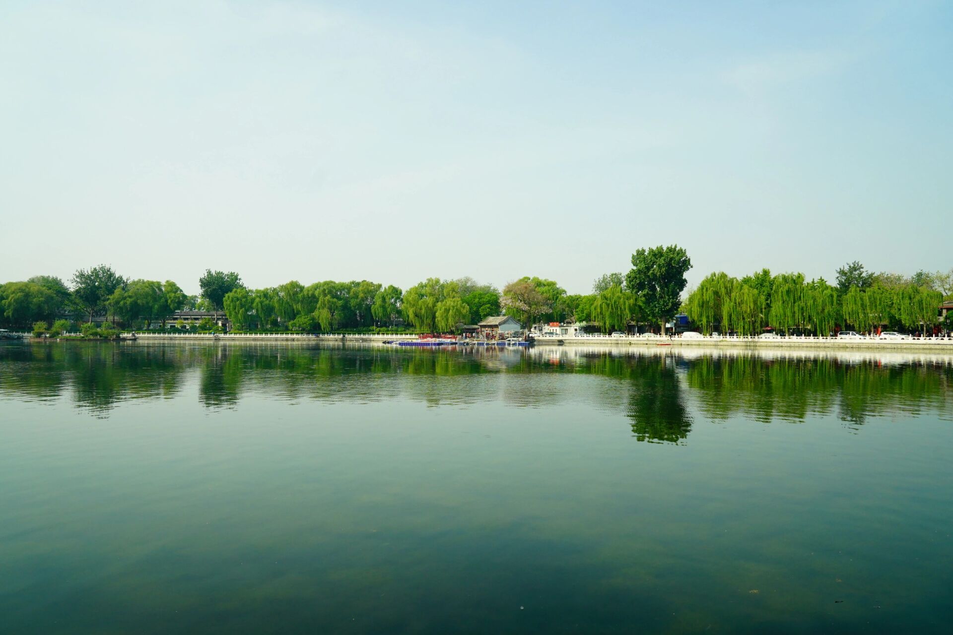 北京西城区什刹海景区~ 什刹海,是北京市历史文化旅游风景区,北京市