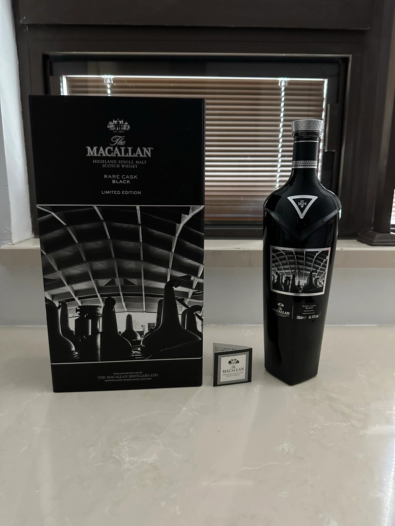 酒标及外盒印有麦卡伦(macallan)六大标志性支柱之一的"奇特小剧照"的