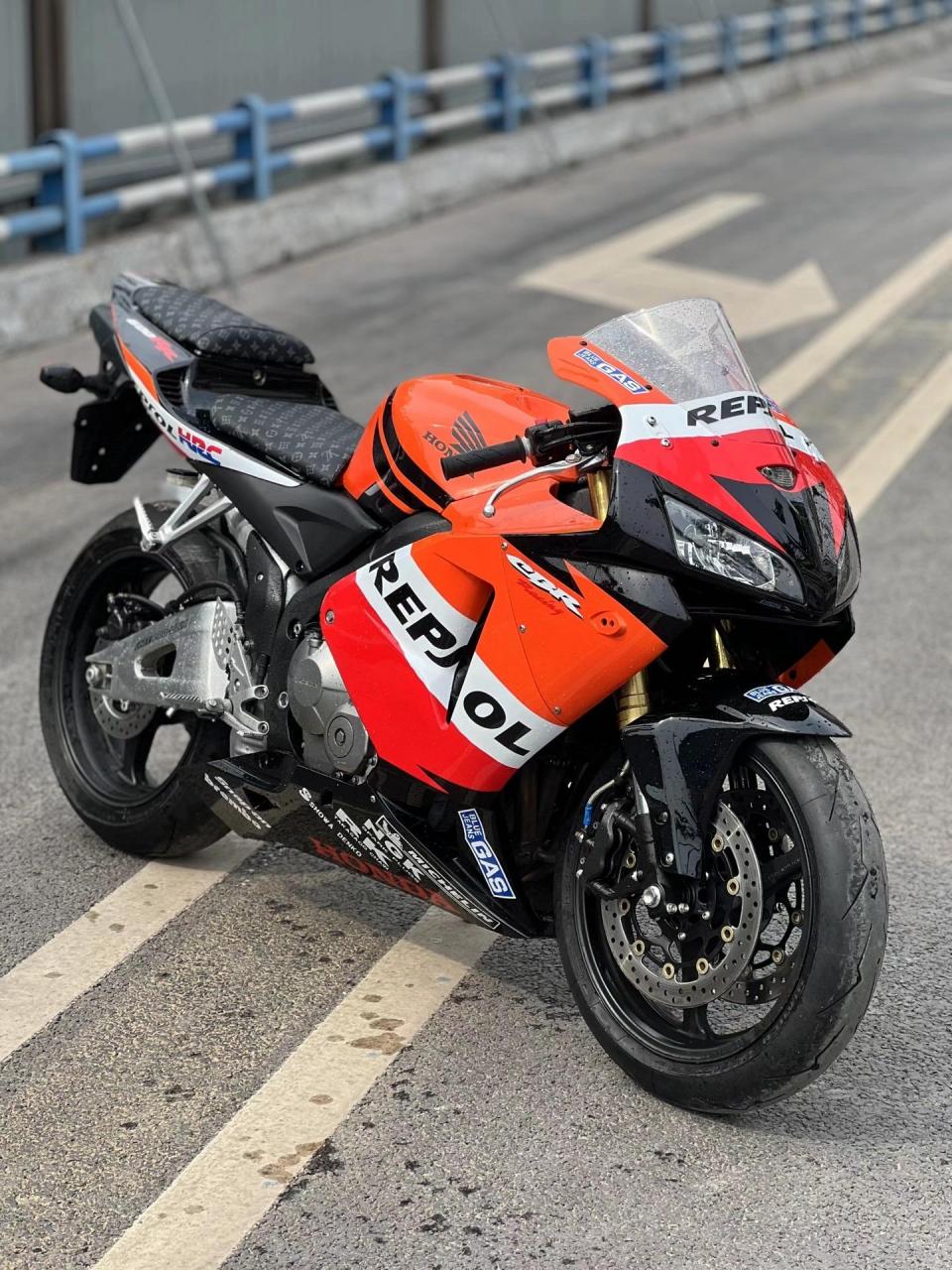 本田cbr600rr f5细节漂亮 前后才换大闪电 定制lv坐垫 全段兄弟排气