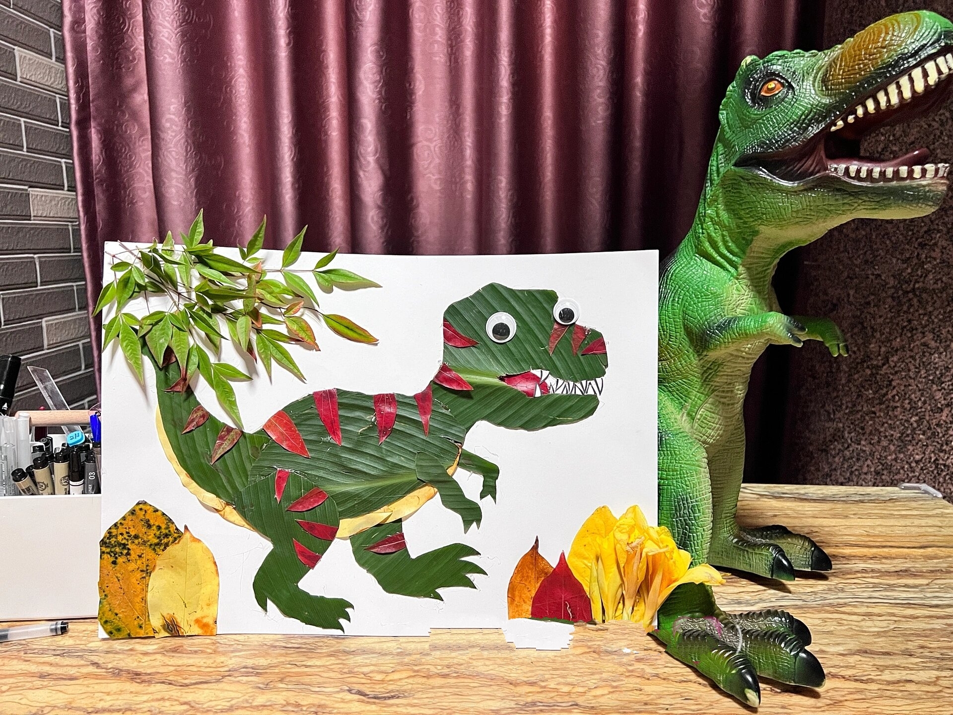 树叶画,恐龙 步骤:找卡纸画出恐龙剪下来,分成几个部件,找树叶覆盖到
