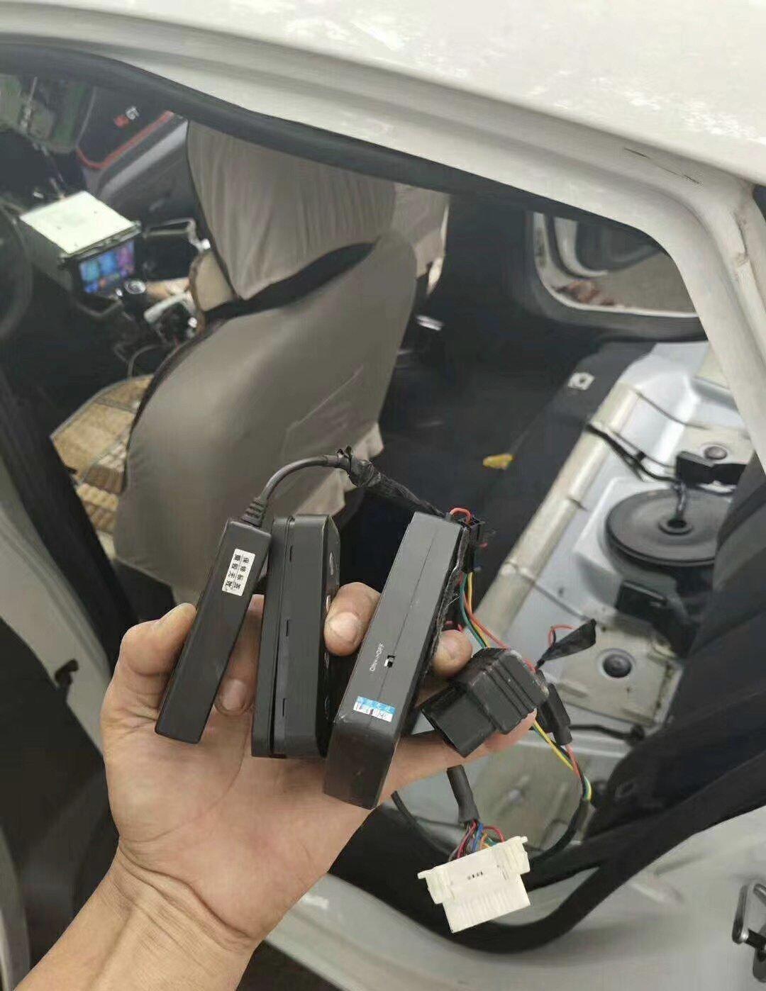 **车门**:  - 车门内部提供相对较大的空间,适合安装有线gps或者无线