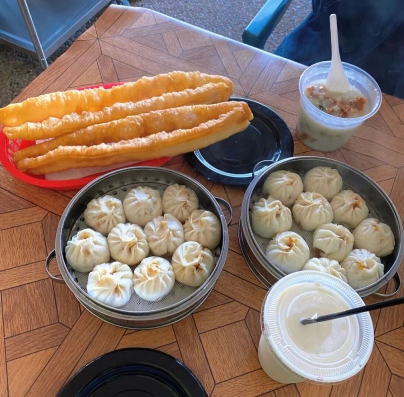 豆浆油条小笼包 久违的早餐 #油条# #豆浆# #小笼包