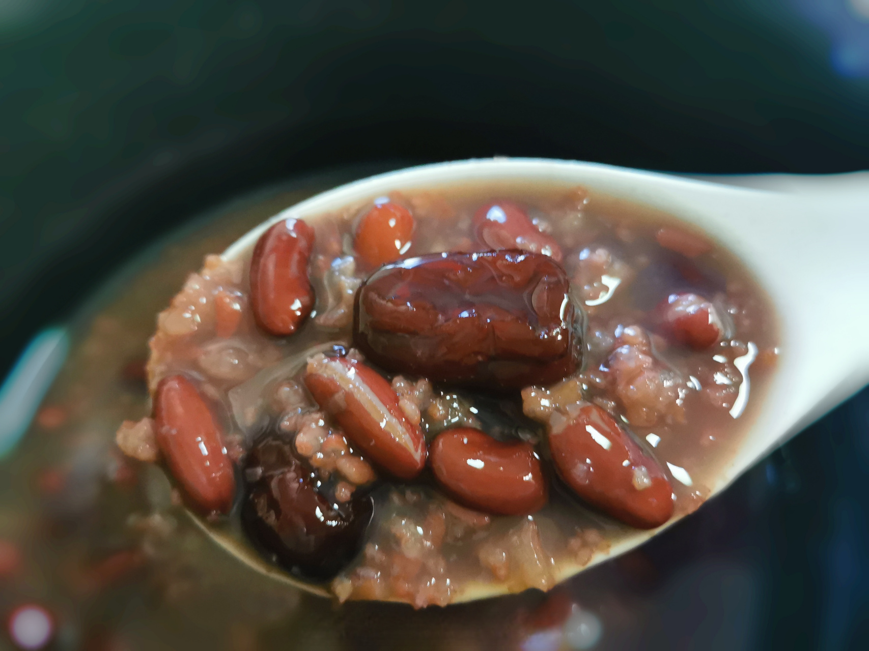 又想吃红腰豆粥,干豆清洗干净,然后放冰箱里泡,做到这两点泡豆水也