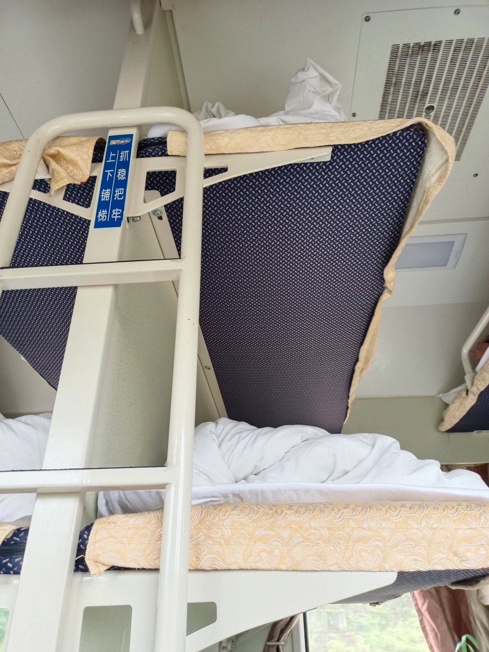 k1158成都西站 没抢到动车票,买了个无座,上车补个硬卧上铺,爬都不想