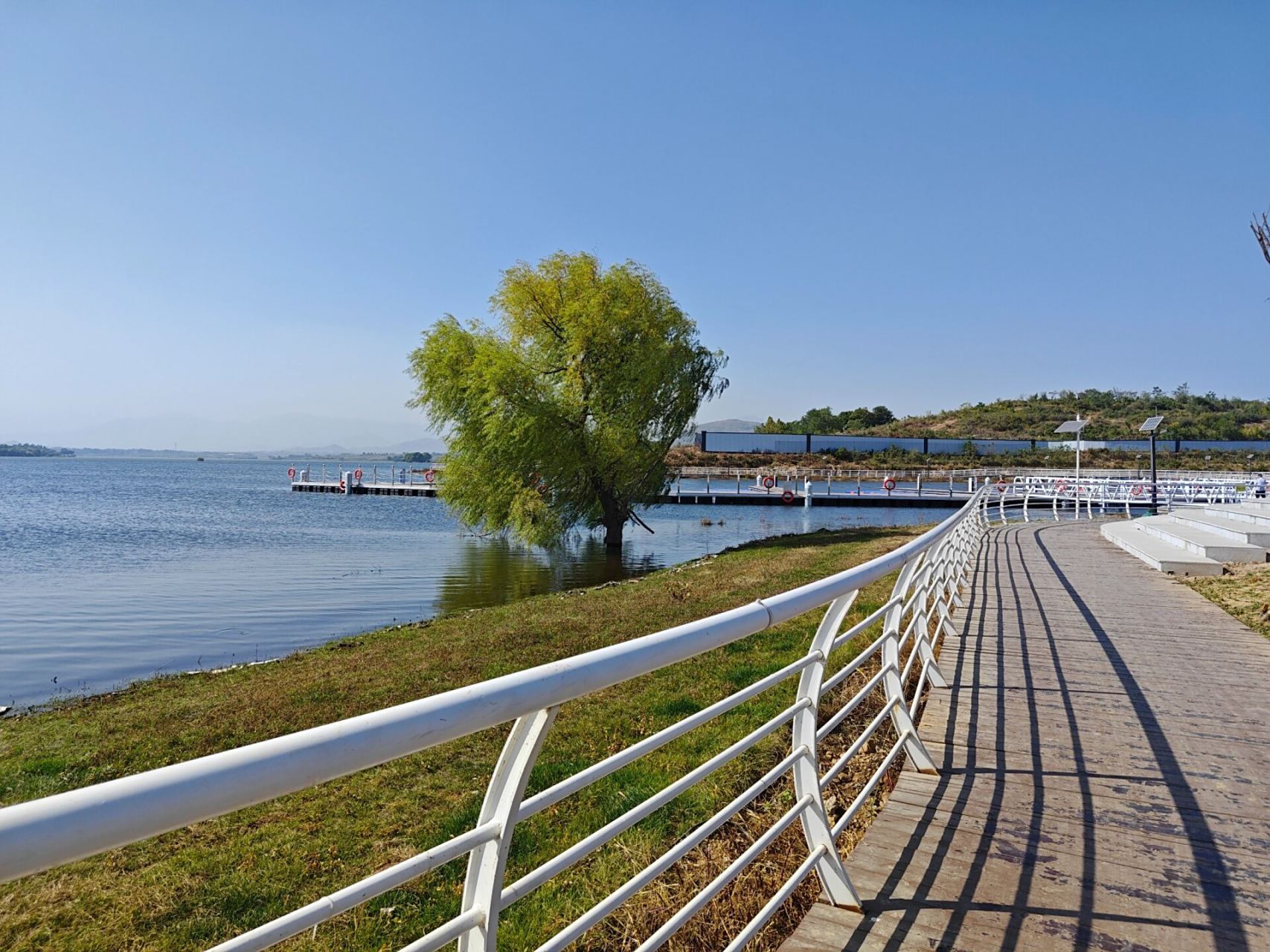 石家庄元氏县蟠龙湖 秋季是蟠龙湖水位最高的时期,宽阔的湖面仿佛大海
