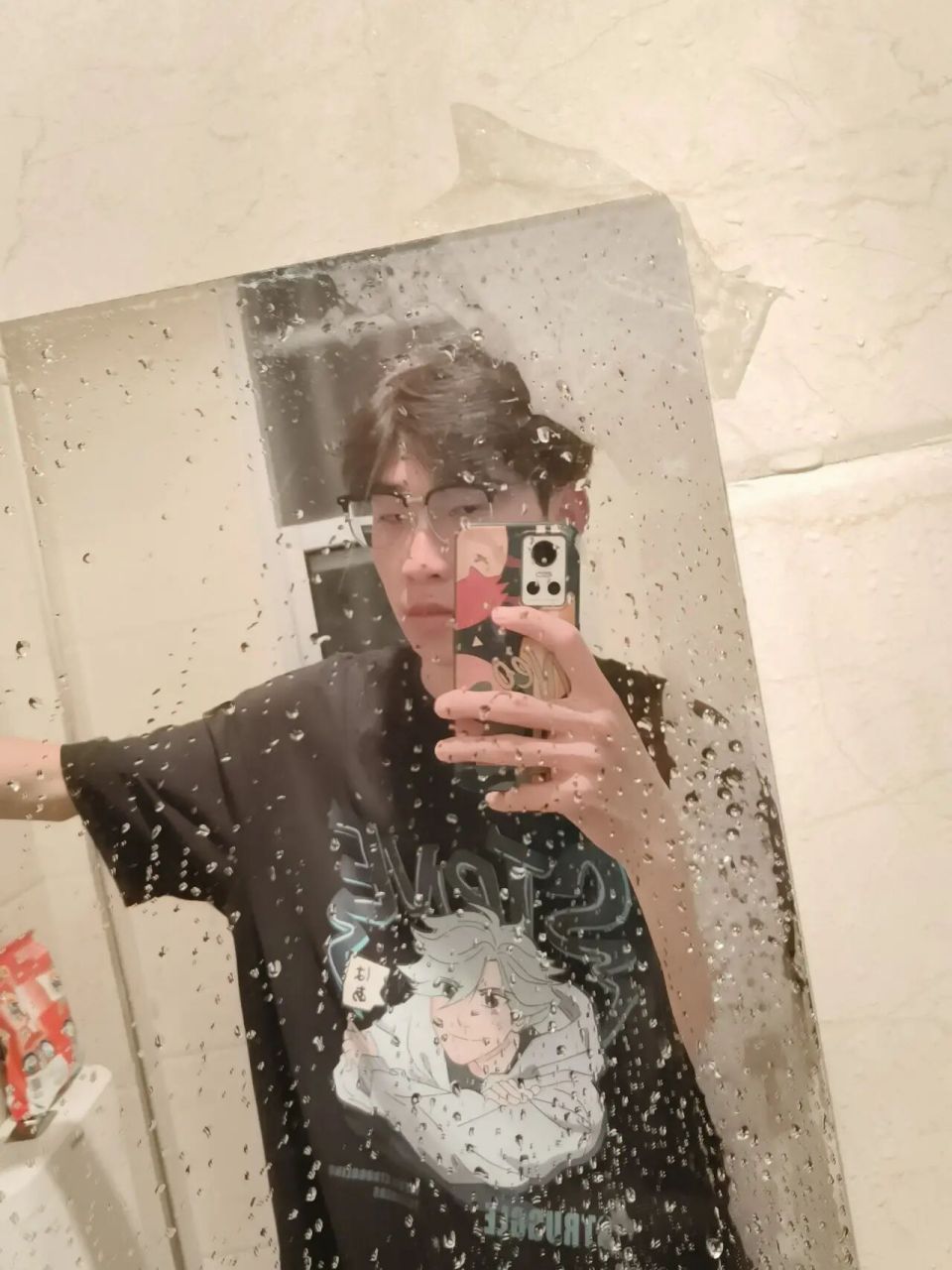 纹理烫一个月前后对比  上个月刚从理发店出来的时候看起来还不错,烫