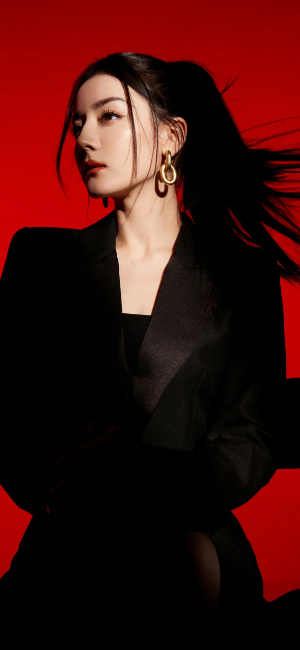 迪丽热巴黑色西装造型