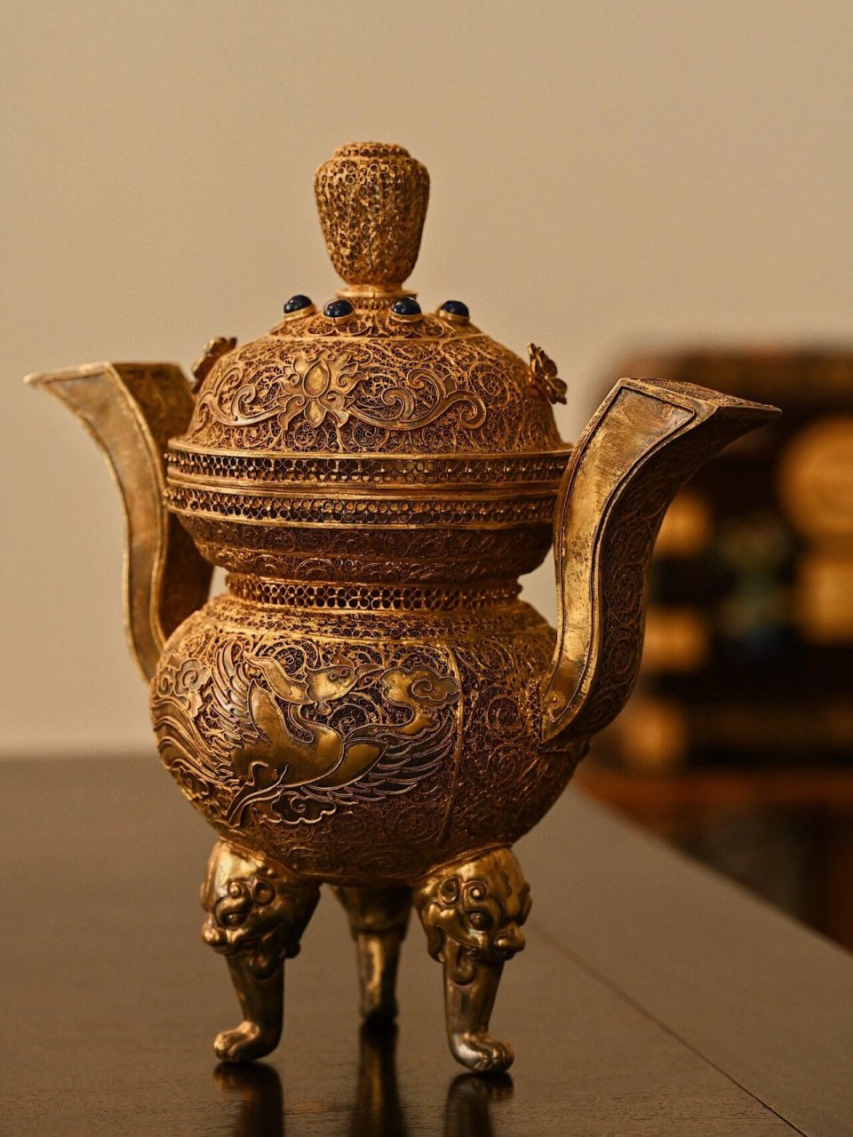 银鎏金x掐丝"有凤来仪"香炉 炉作朝冠耳三足式,线条弯折有度,极具美感