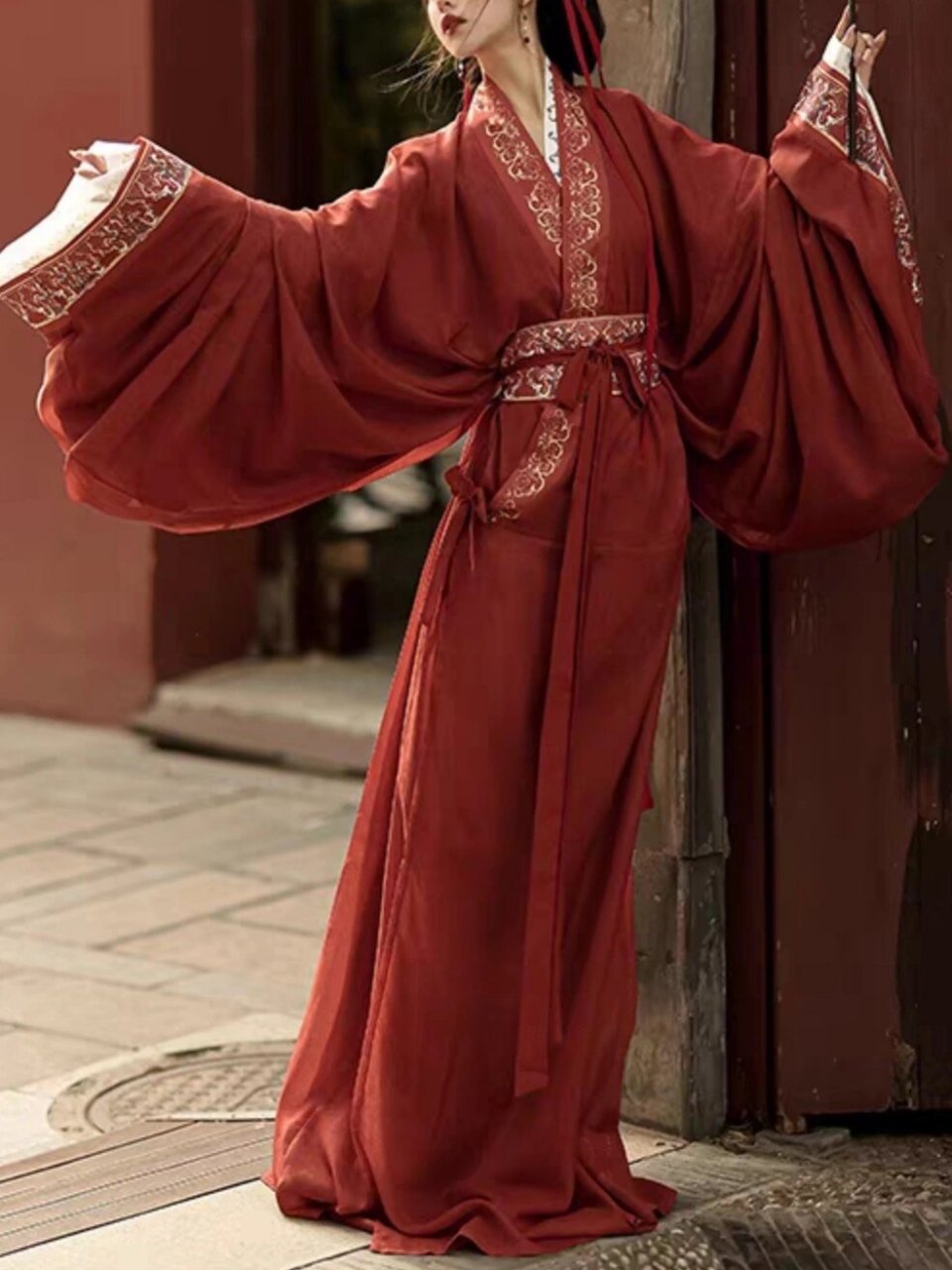 战国袍:东周服饰的总称,汉服中的一类,如今流行且有丝织品文物