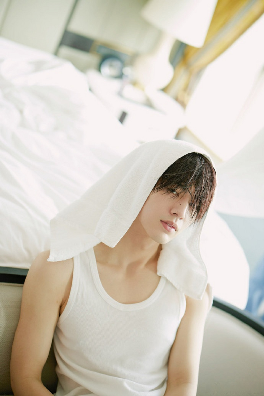 张凌赫背心湿发营业大片,好撩啊!