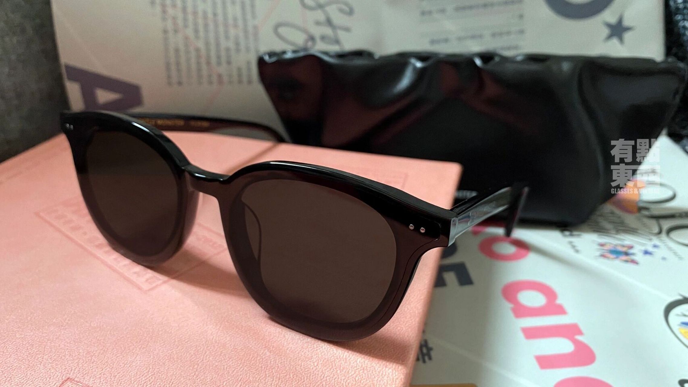 镜面两侧巧妙点缀精致饰钉,镜腿嵌刻gentle monster标志.