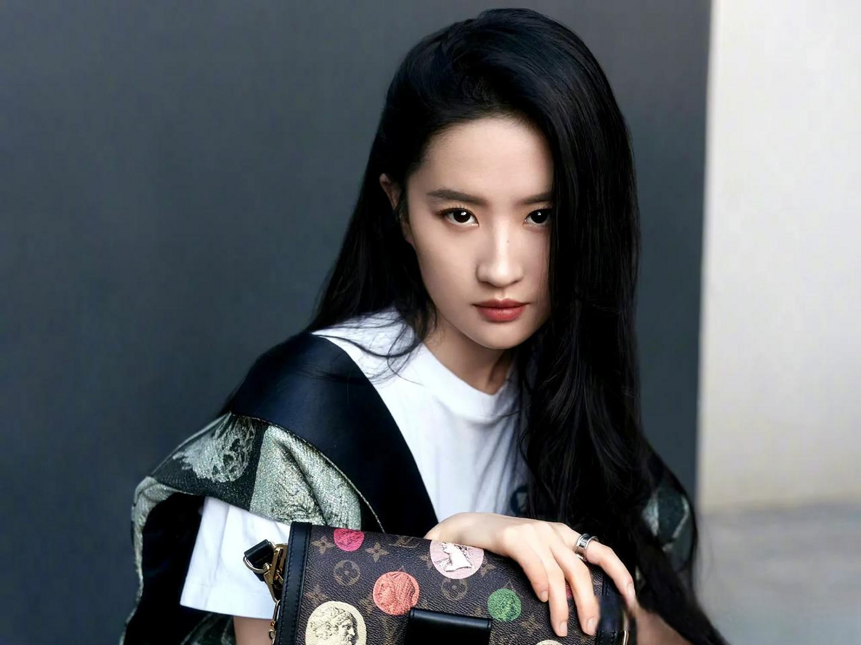 刘亦菲的侧颜杀!  刘亦菲是个形容词!  这张脸看似完美,但有一个很大