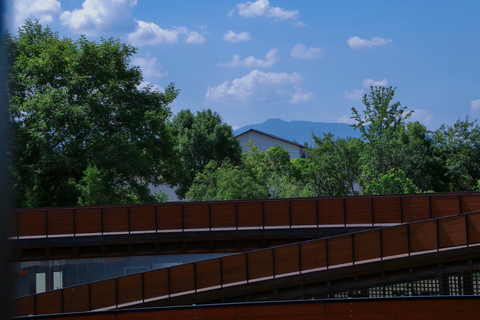 丽水松阳|独山驿站 独山驿站,的特色造型在湛蓝的天空下呈现,别是一番