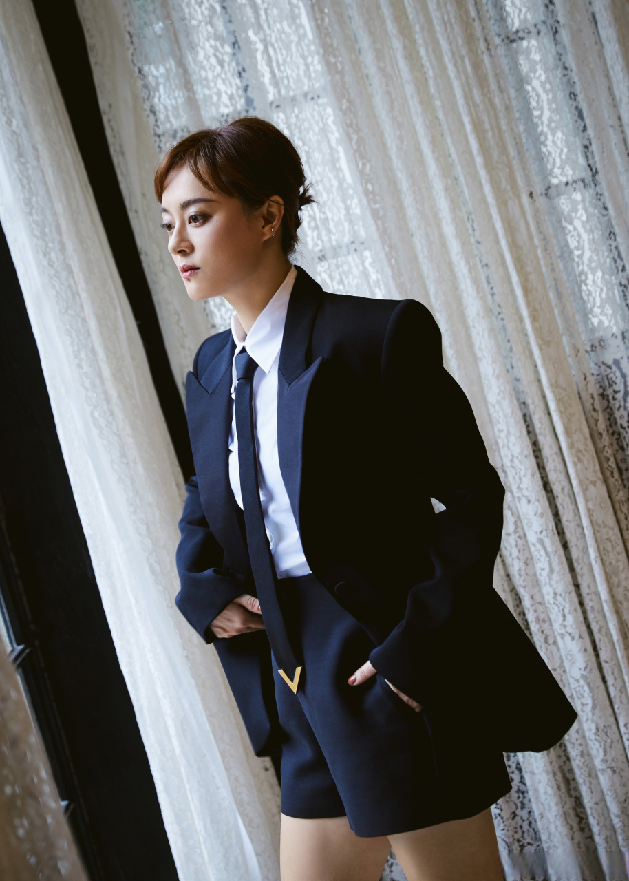 孙俪# 孙俪turbosun 身着valentino官方微博 简约飒爽,出发录制《我